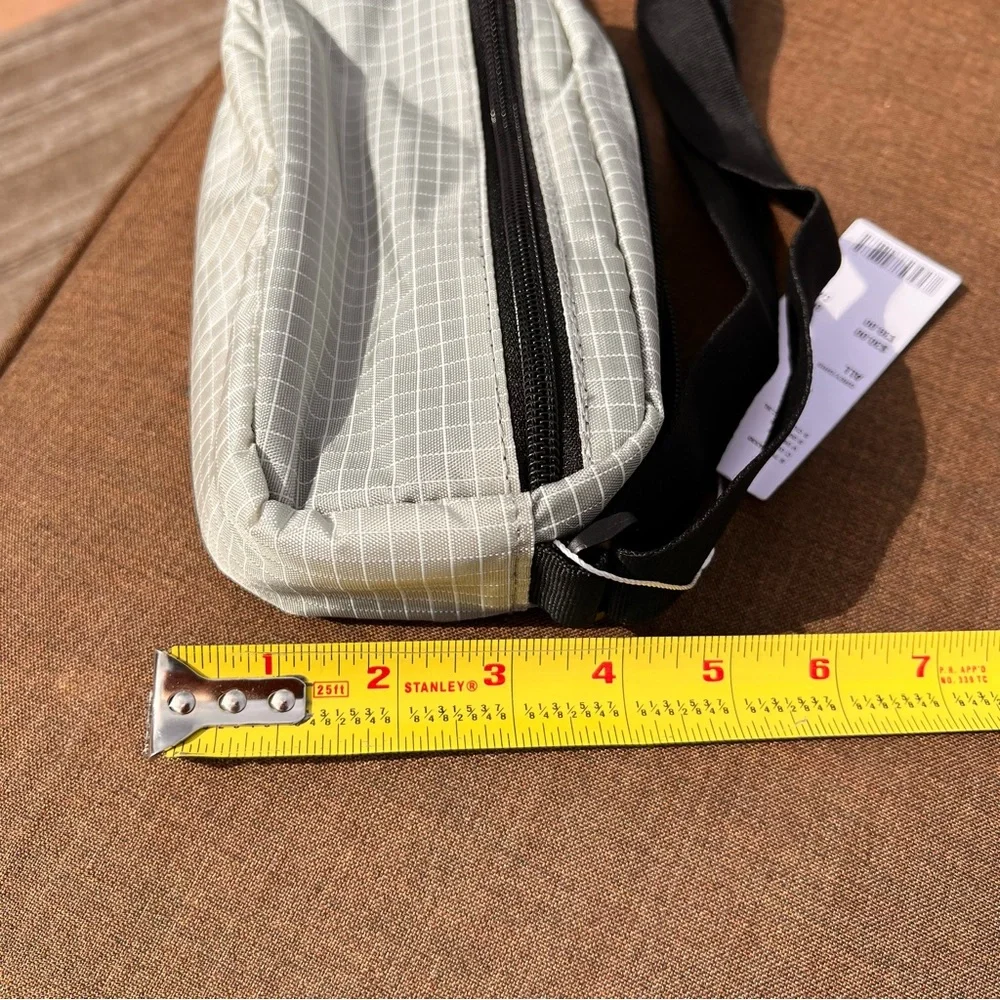 Urban Outfitters NWT Ripstop Rectangular Crossbody Pouch Gray W/Black Strap - Picture 9 of 10